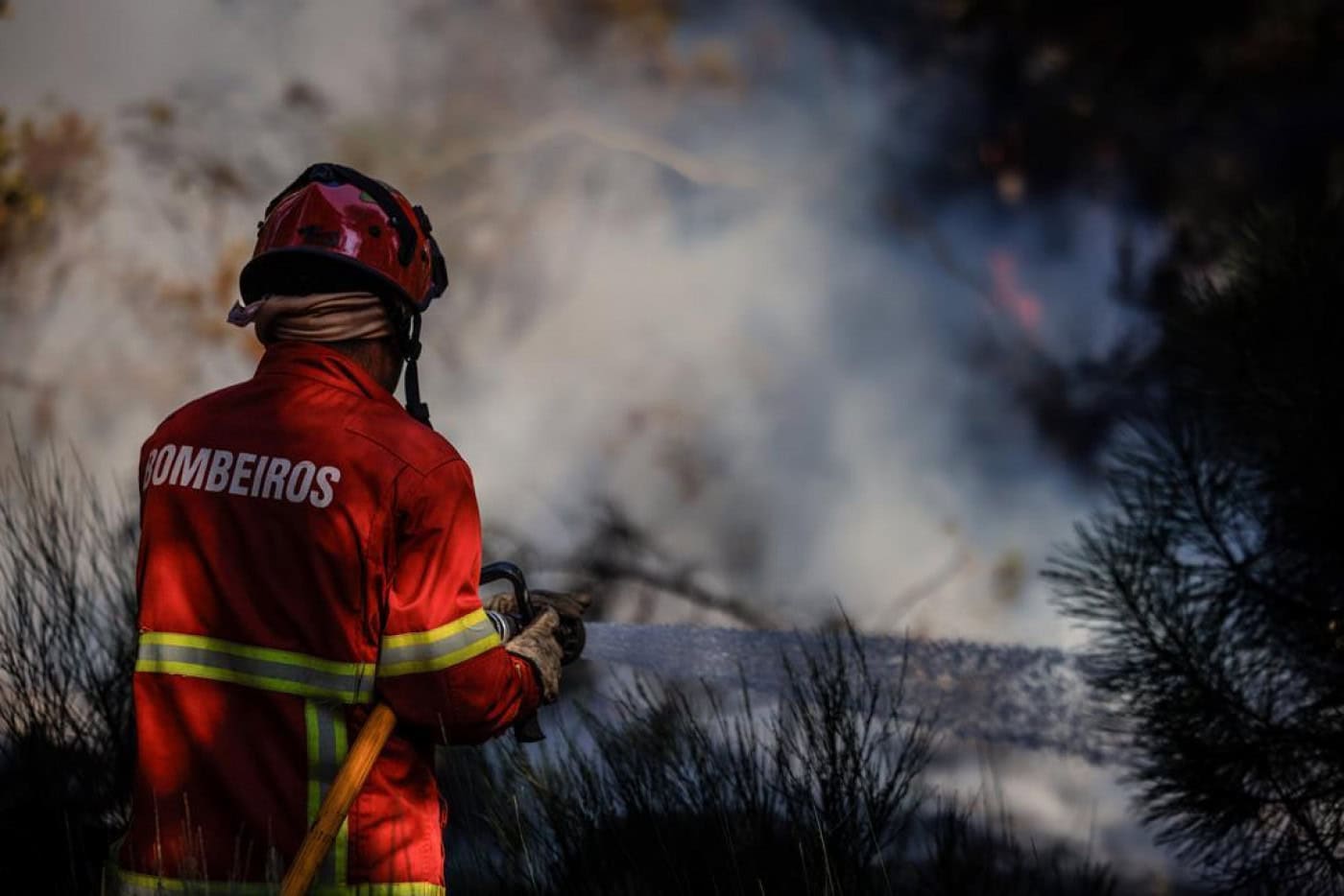 Incêndio em aterro de Póvoa de Lanhoso causa ferimentos graves num bombeiro