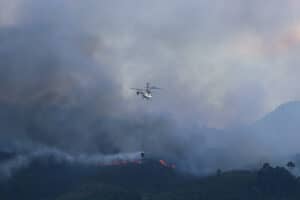 9 meios aéreos e mais de 300 bombeiros no combate às chamas na Barca