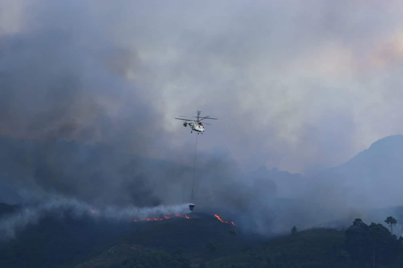 9 meios aéreos e mais de 300 bombeiros no combate às chamas na Barca