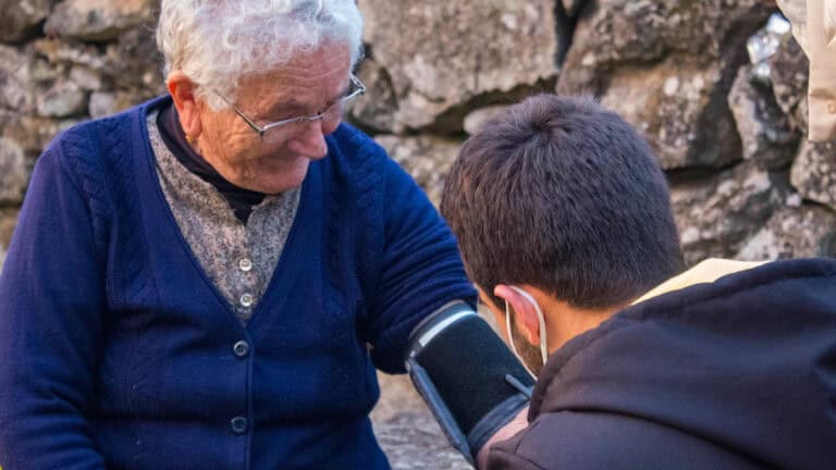 Alunos de Medicina da UMinho levam saúde e companhia a idosos de Monção