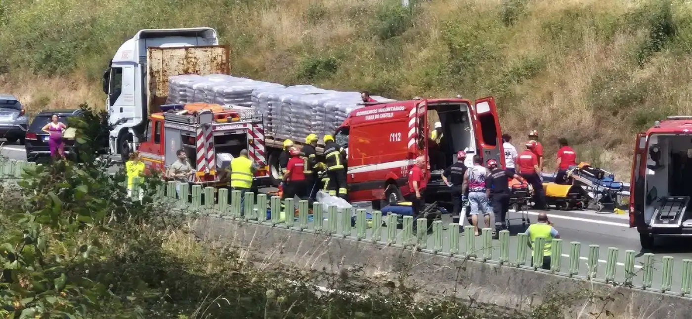 Três feridos graves em colisão entre ambulância e camião na A28 em Esposende