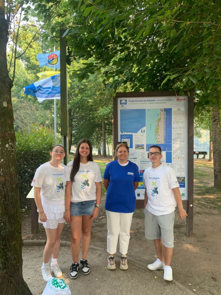 Jovens sensibilizam banhistas para o cuidado do meio ambiente em Adaúfe