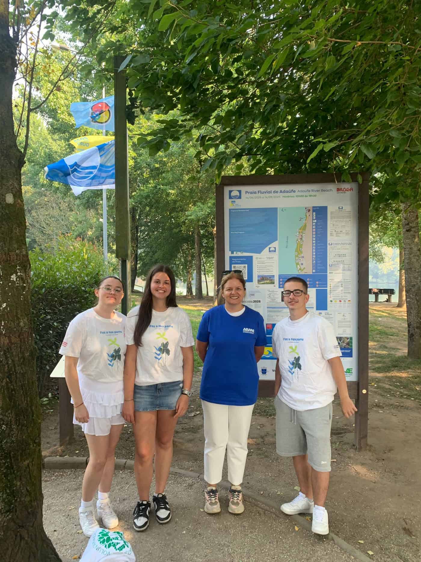 Jovens sensibilizam banhistas para o cuidado do meio ambiente em Adaúfe