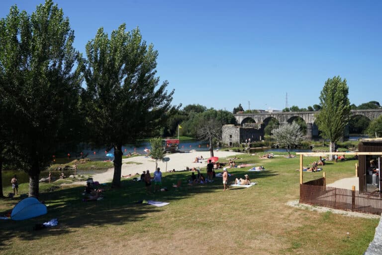 Prais fluviais de Braga contam com fraldários para adultos e mesas informativas em braille