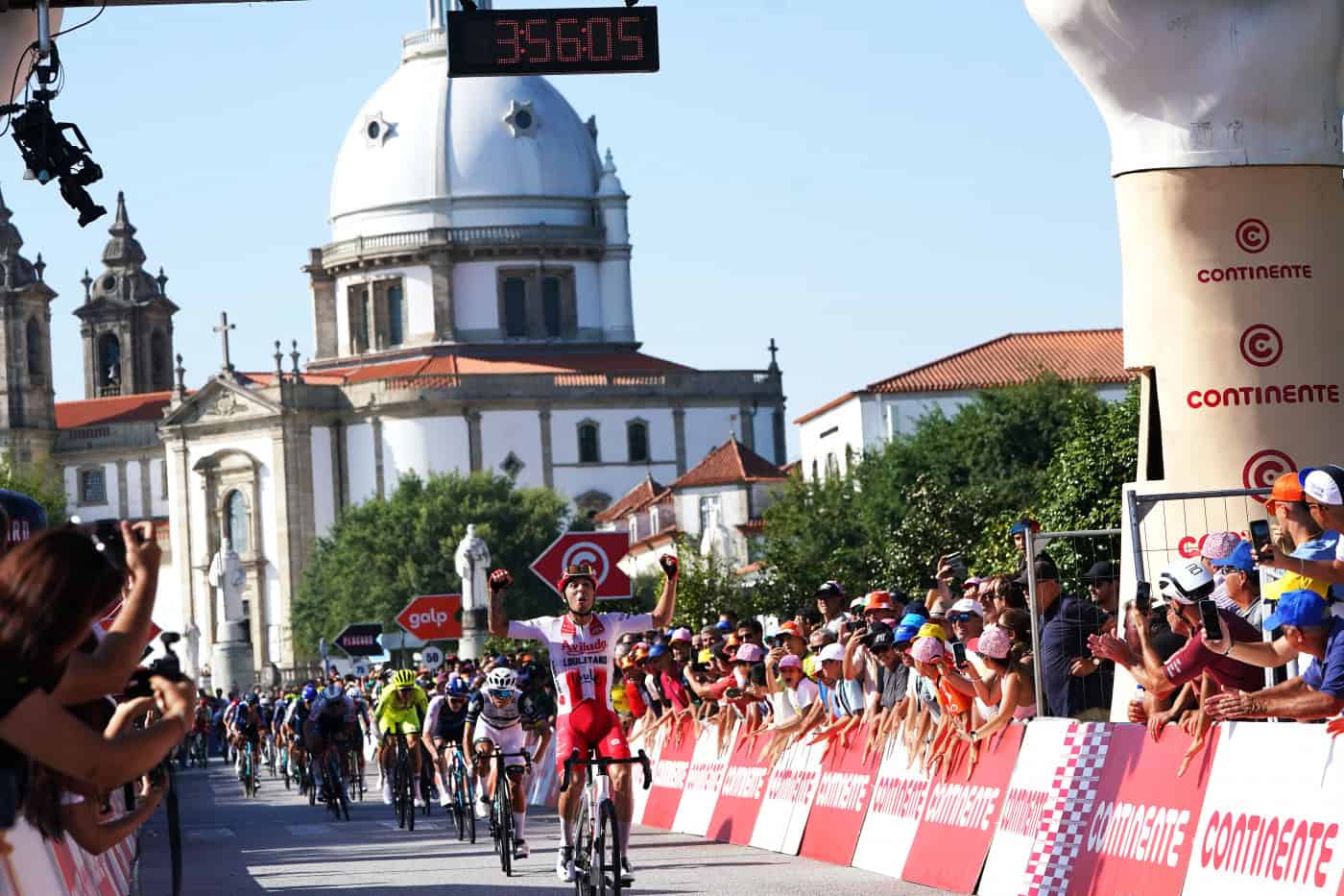 Aficionados da 'Volta' dispersos por Braga para ver passar ciclistas