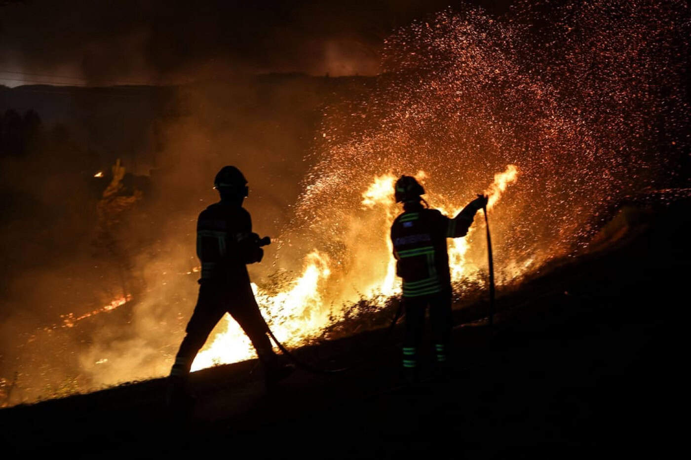 Incêndios: Governo atribui 50 mil euros a bombeiros de concelhos afetados pelos fogos