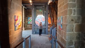 'Vibrações Pictóricas' entre cores e paredes medievais em exposição na Torre do Museu Pio XII