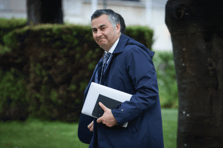 Ainda há três mil horários vazios nas escolas e tutela abre concurso extraordinário