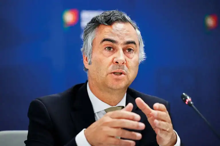 Ministro da Educação recusa reduzir exames nacionais no secundário