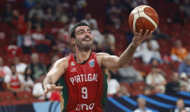 Portugal mede forças com coanfitriã Letónia