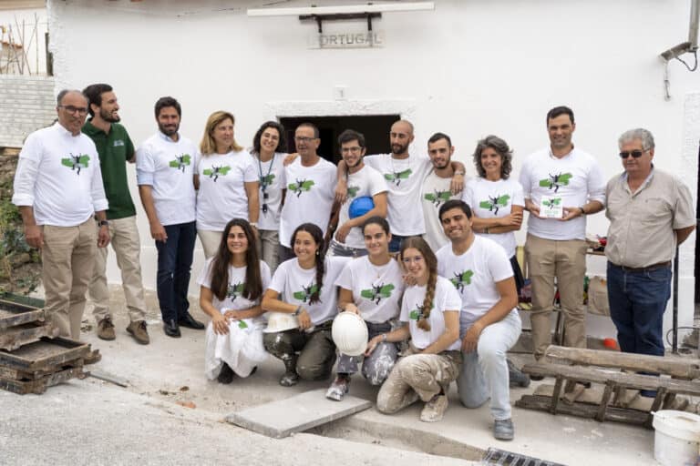 Projeto de voluntariado transforma casa de pessoas que vivem em pobreza habitacional