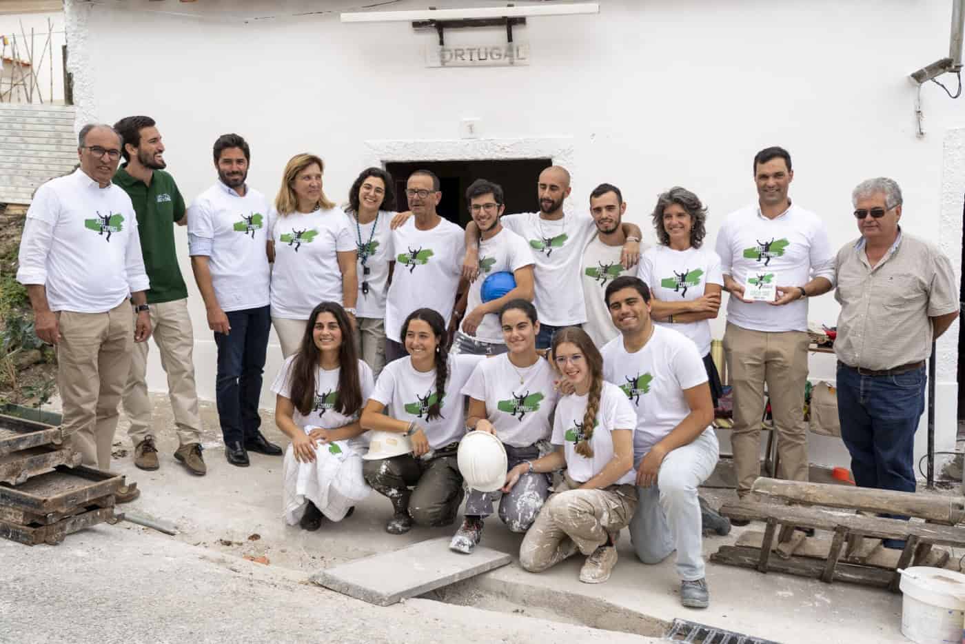Projeto de voluntariado transforma casa de pessoas que vivem em pobreza habitacional
