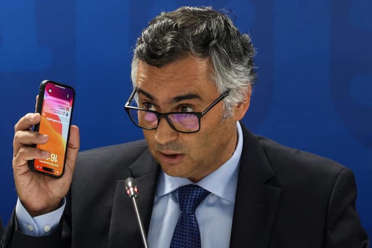 Ministro diz que aceitaria demissão do reitor da Universidade do Porto, que acusa de mentir