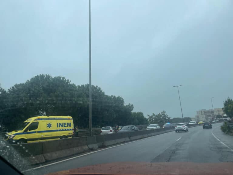 Acidente na Avenida António Macedo está a congestionar o trânsito