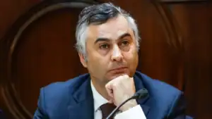 Ministro garante que em 98 ou 99% das escolas não haverá alunos sem professores&nbsp;