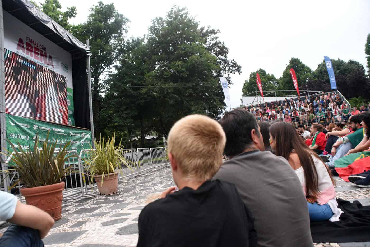 Braga de olhos postos no ecrã gigante para ver o Mundial