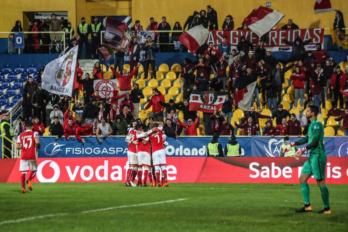 SCB goleia Estoril e aproxima-se do terceiro posto