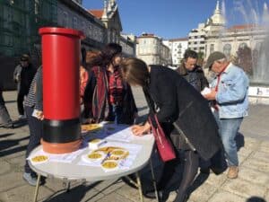 Professores recolhem postais de apoio para enviar ao Governo