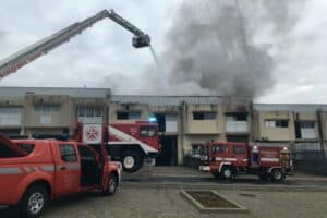 Guimarães. Bombeiros combatem incêndio em fábrica de meias