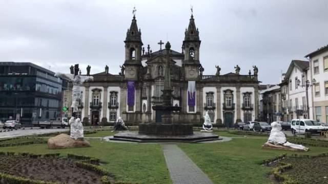 Estátuas no Largo Carlos Amarante ficam até 5 de Abril