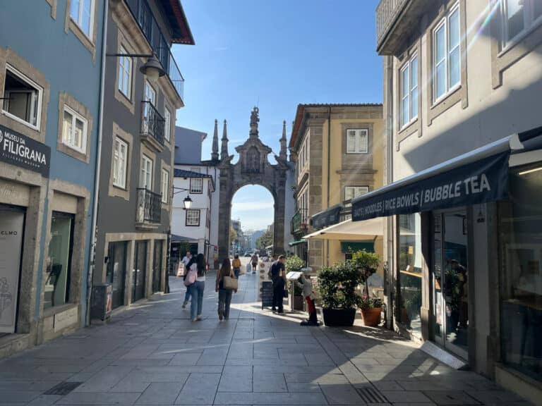 Imagina o metro de superfície a passar no Arco da Porta Nova? O PS sim.