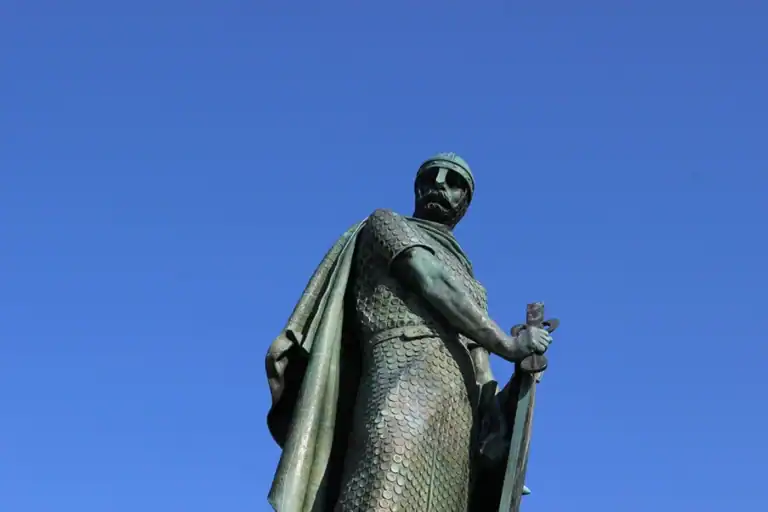 Espada da estátua de D. Afonso Henriques em Guimarães retirada após desaparecer peça