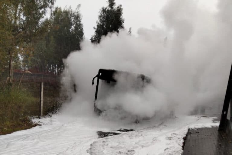 Autocarro dos TUB totalmente consumido pelas chamas esta 2ª feira