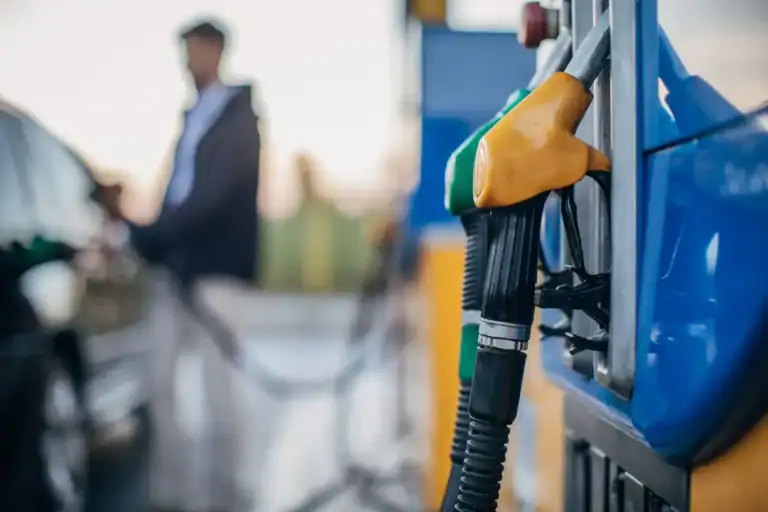 Combustíveis mais baratos. Diesel desce dois cêntimos e gasolina meio cêntimo
