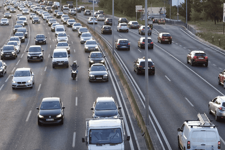  Comissão Europeia abandona meta de 100% de carros não poluentes em 2035