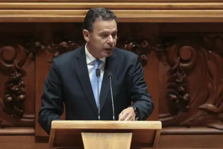 Montenegro assume que primeira responsabilidade política por falhas na saúde é sua