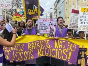 Direitos dos inquilinos e resistência social na rua em protesto contra despejos e condenação de bairros.