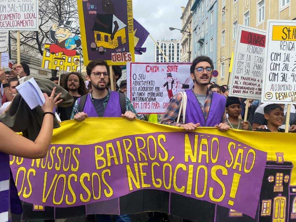 Direitos dos inquilinos e resistência social na rua em protesto contra despejos e condenação de bairros.