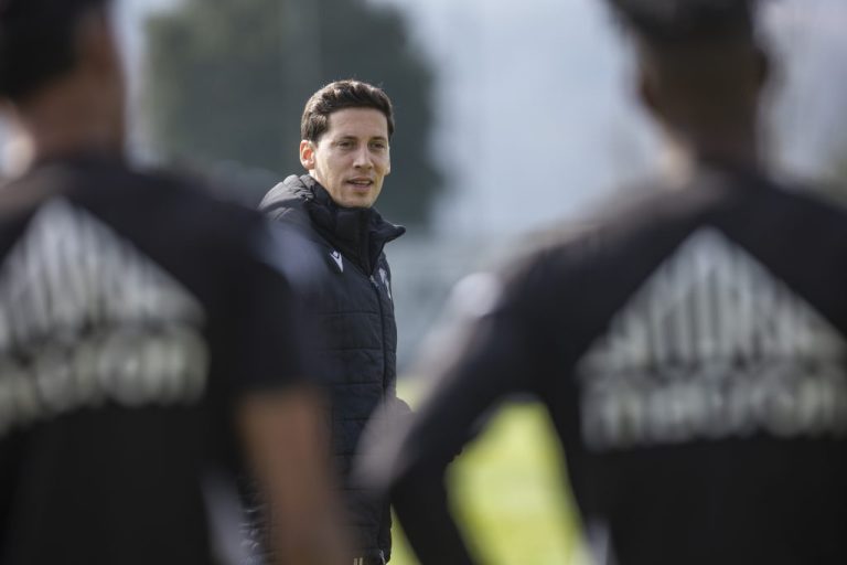 Paciência contra o contra-ataque: A fórmula de Luís Pinto para atacar a Europa