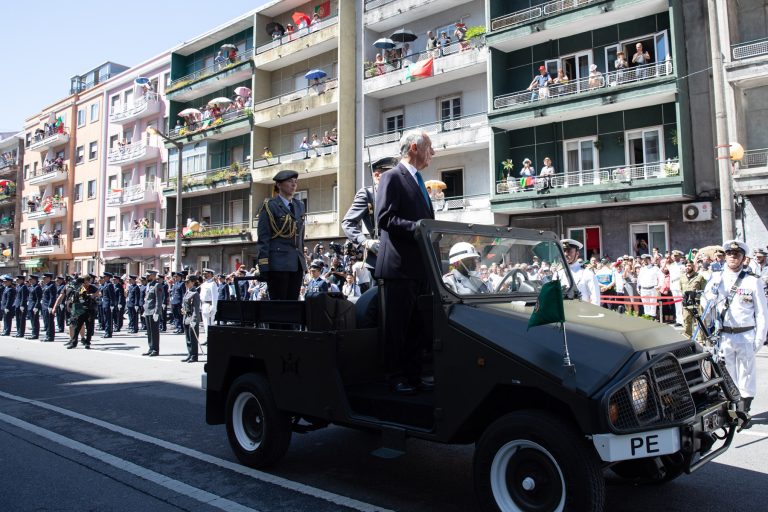 Desfile em parada, discursos e homenagens. Marcelo despede-se em Braga das forças armadas