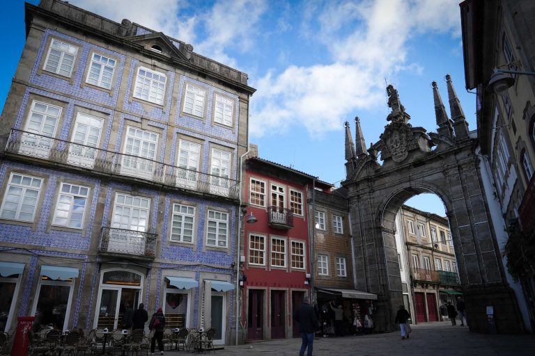 Entre a visita oficial e a reabertura adiada, Museu da Imagem continua trancado