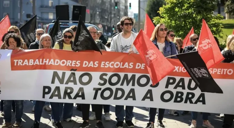 Trabalhadores das escolas protestam junto do ministério pelo fim da precariedade