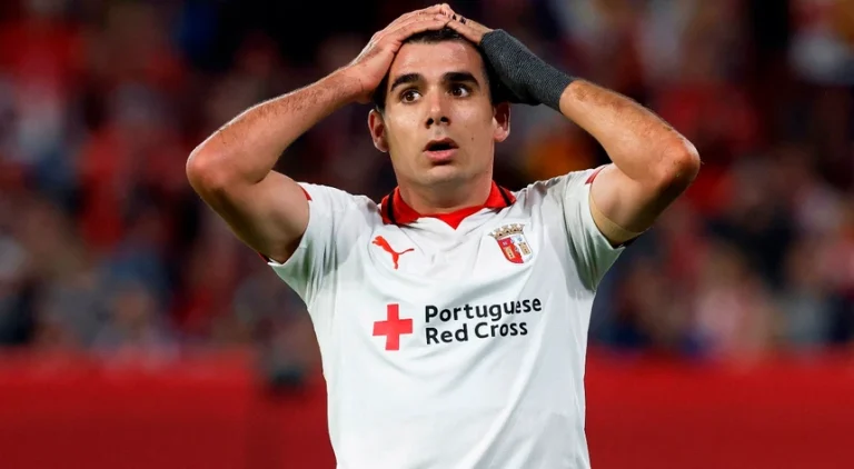 Lateral Victor Gómez distinguido no ‘onze’ do ano da Liga Europa