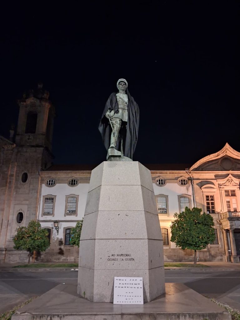 Estátua de Marechal Gomes da Costa esteve parcialmente tapada por pano preto