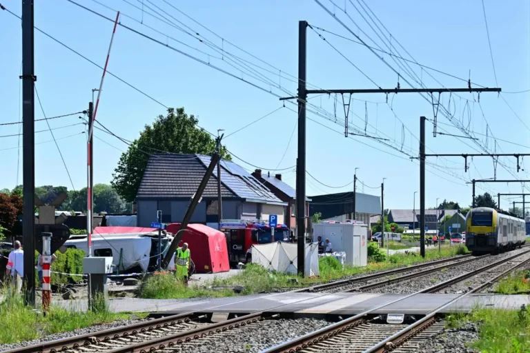 Vários mortos em acidente entre comboio e minibus escolar na Bélgica