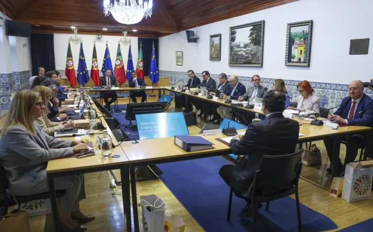 Governo reforça ação social e estima que valor médio das bolsas chegue a 2.660 euros anuais