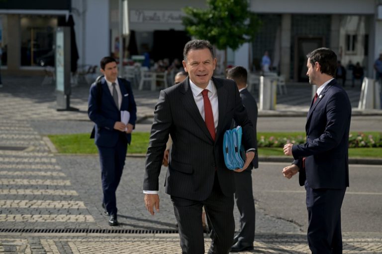 Montenegro vai ser reeleito este sábado para terceiro mandato como presidente do PSD
