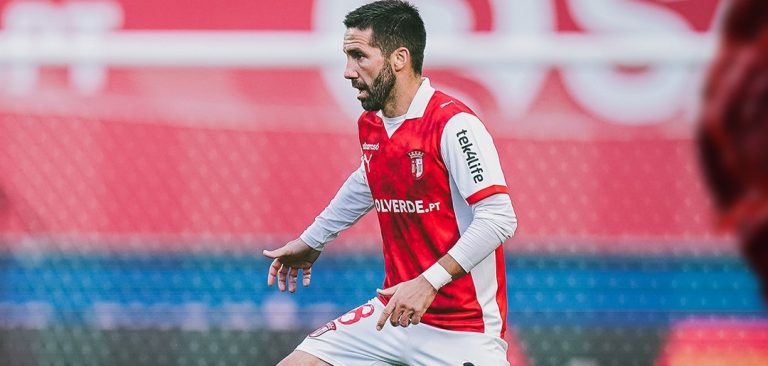 João Moutinho fica mais uma época no SCB