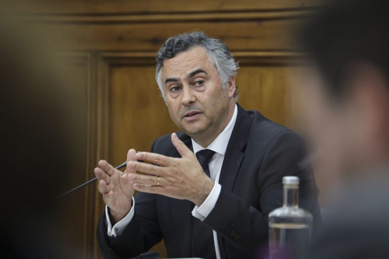 Governo reestrutura Educação e admite falhas na descentralização. Diagnóstico da UMinho revela “subfinanciamento”