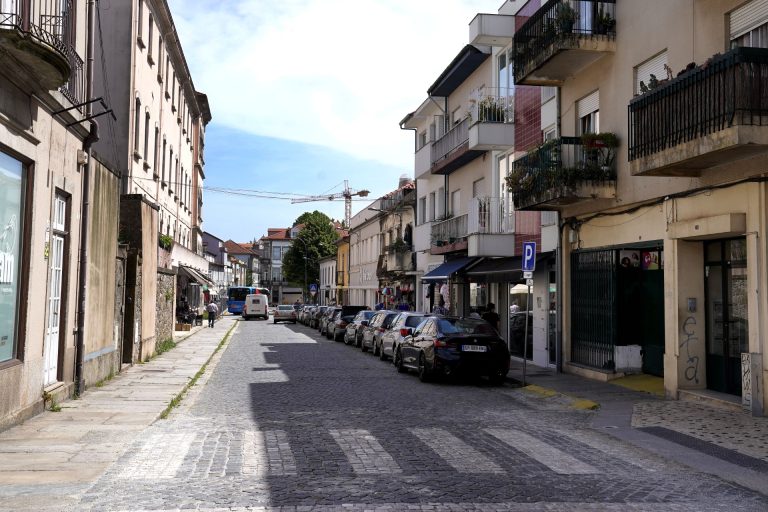 Obras no Pópulo condicionam trânsito na Rua Alferes Alfredo Ferreira e Praça do Comércio