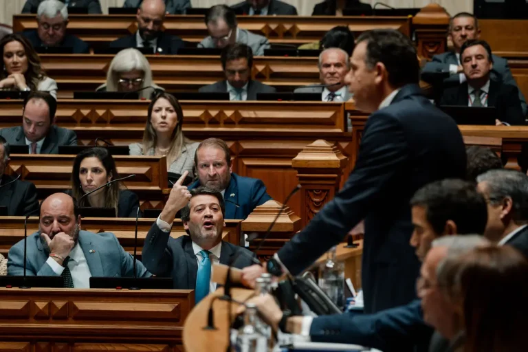 Pacote laboral chumba no Parlamento. Governo sofre revés com voto contra do Chega