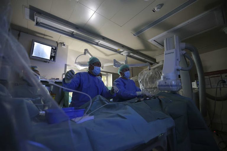 Metade dos portugueses admite recorrer à inteligência artificial em vez de ir ao médico