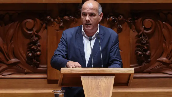 PCP desafia ministro da Educação a ir ao Parlamento explicar problemas nos exames até ao fim da próxima semana